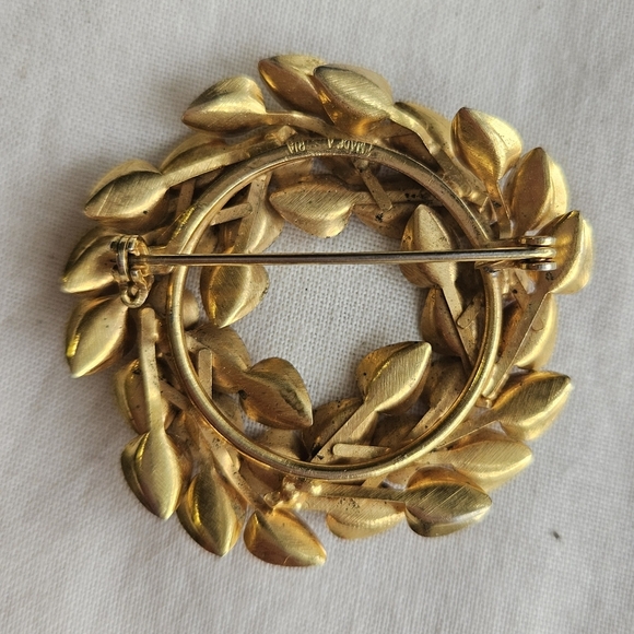 Vtg Austrian Gold Tone Red Lucite Wreath Brooch - Picture 2 of 7